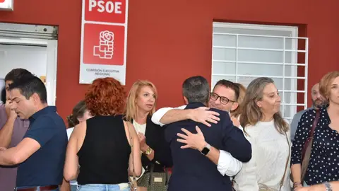 Militantes y ciudadanos despiden en Mérida con cinco minutos de silencio a Fernández Vara, uno de los "padres" de la familia socialista Militantes y ciudadanos despiden en Mérida con cinco minutos de silencio a Fernández Vara, uno de los "padres" de la familia socialista