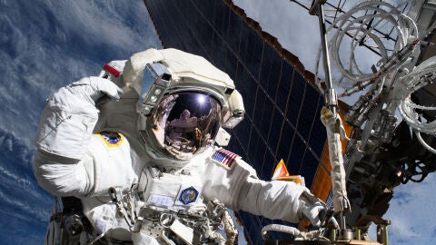 La astronauta de la NASA Anne McClain cerca de uno de los principales paneles solares de la Estaci&oacute;n Espacial Internacional.