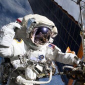 La astronauta de la NASA Anne McClain cerca de uno de los principales paneles solares de la Estación Espacial Internacional.