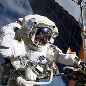 La astronauta de la NASA Anne McClain cerca de uno de los principales paneles solares de la Estación Espacial Internacional. La astronauta de la NASA Anne McClain cerca de uno de los principales paneles solares de la Estación Espacial Internacional.