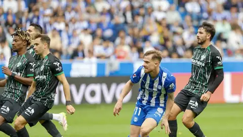 Carlos Vicente y la defensa del Elche, tras el primer gol del Alavés. Carlos Vicente y la defensa del Elche, tras el primer gol del Alavés.