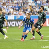Carlos Vicente y la defensa del Elche, tras el primer gol del Alavés.