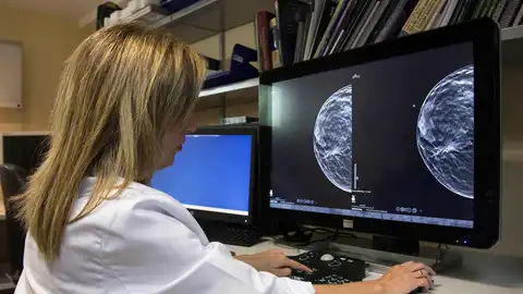 Foto de archivo de una doctora estudiando una mamografía. Foto de archivo de una doctora estudiando una mamografía.