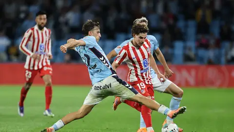 El Atlético sobrevive con diez y suma un punto en Balaídos