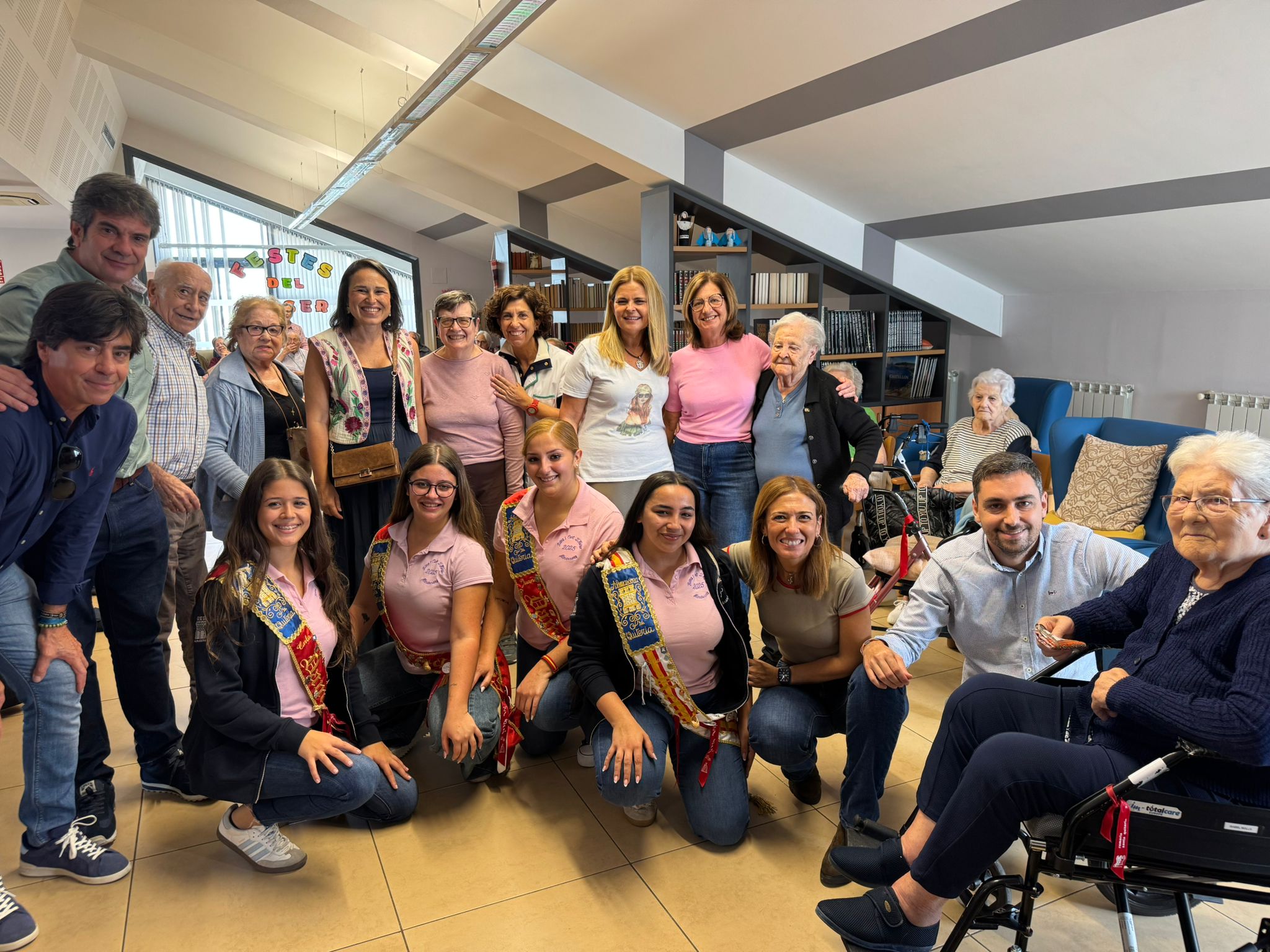 Almassora vive un lunes de emoción con la visita de la reina de las fiestas y las autoridades a las residencias de personas mayores Almassora vive un lunes de emoción con la visita de la reina de las fiestas y las autoridades a las residencias de personas mayores