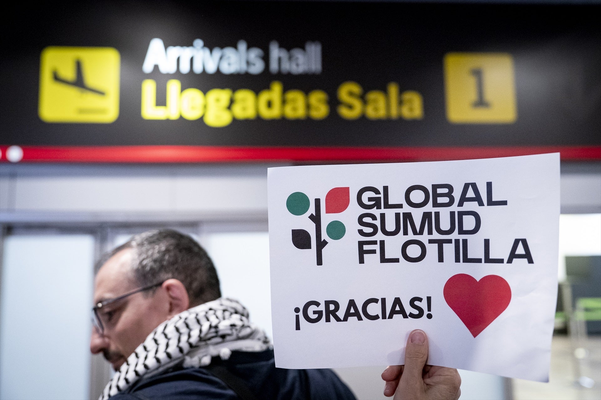 Aterriza en Madrid un segundo avión con otro grupo de activistas españoles que viajaban en la Flotilla Aterriza en Madrid un segundo avión con otro grupo de activistas españoles que viajaban en la Flotilla