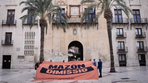 Pancarta desplegada por Compromís en la plaza de Baix de Elche. C Pancarta desplegada por Compromís en la plaza de Baix de Elche. C