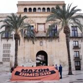 Pancarta desplegada por Compromís en la plaza de Baix de Elche. C