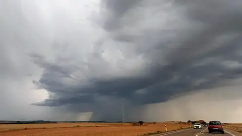 Imagen de archivo de una tormenta sobre Aragón (España) Imagen de archivo de una tormenta sobre Aragón (España)