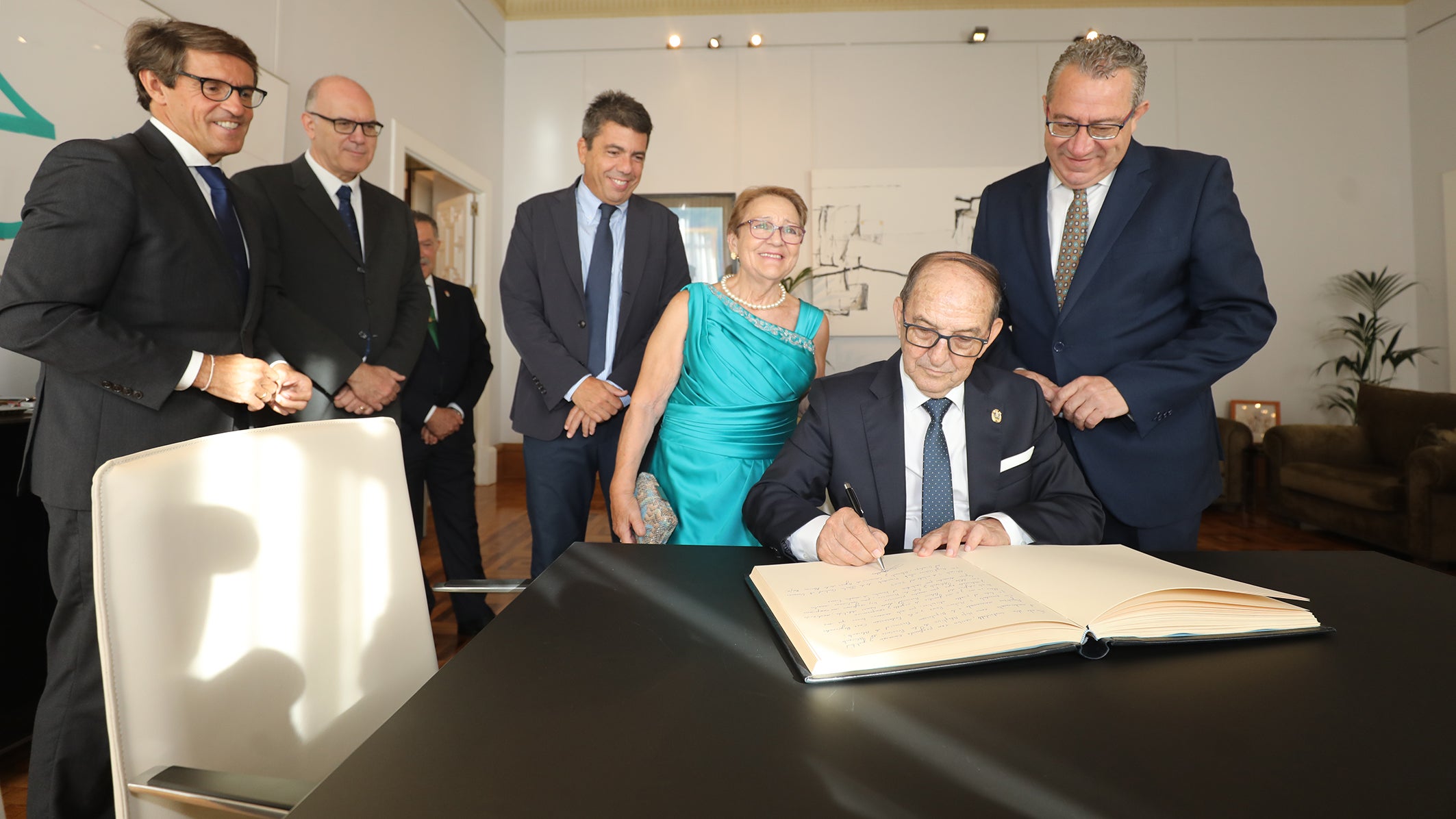 Merecido reconocimiento para Ángel Urbina: ‘Alicantino de adopción’ poniendo en valor su reivindicación de los trasvases y la solidaridad entre cuencas Merecido reconocimiento para Ángel Urbina: ‘Alicantino de adopción’ poniendo en valor su reivindicación de los trasvases y la solidaridad entre cuencas