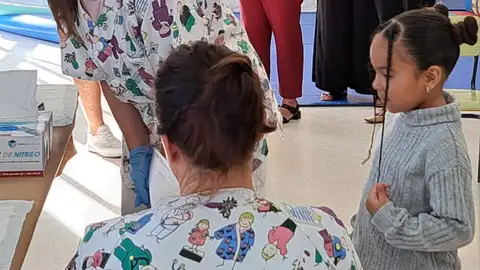Un alumna del CEIP Marian Aguiló de Palma, esperando para ser vacunada de la gripe. Un alumna del CEIP Marian Aguiló de Palma, esperando para ser vacunada de la gripe.