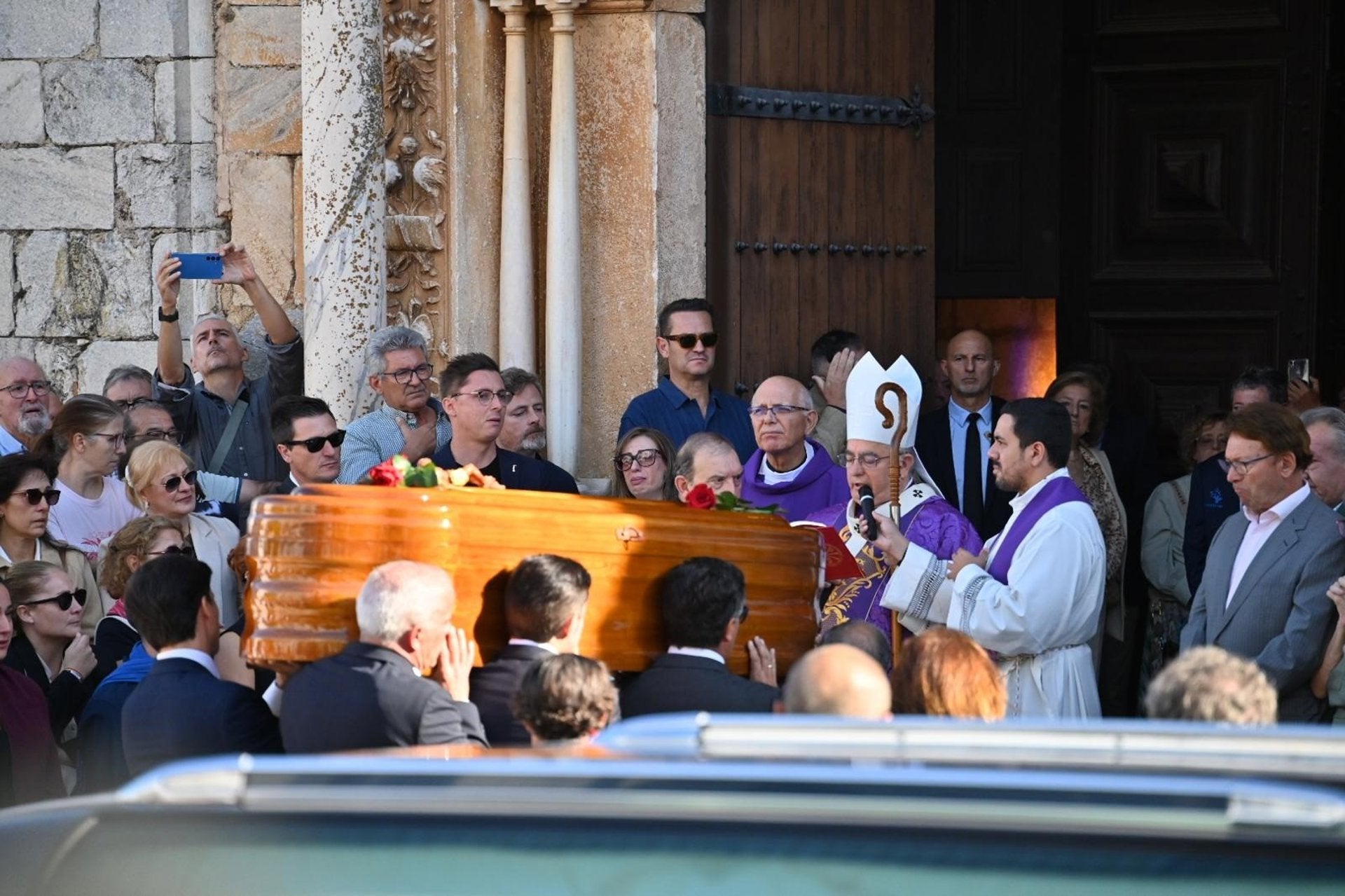 El arzobispo de Mérida-Badajoz define a Vara en su funeral como "un hombre bueno" que "nunca ocultó su ser católico" El arzobispo de Mérida-Badajoz define a Vara en su funeral como "un hombre bueno" que "nunca ocultó su ser católico"