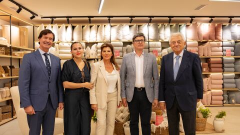 Directivos de Tramas Home junto al presidente de los empresarios sevillanos, el delegado de consumo y comercio en el ayuntamiento de Sevilla y el presidente de la Cámara de Comercio de Sevilla Directivos de Tramas Home junto al presidente de los empresarios sevillanos, el delegado de consumo y comercio en el ayuntamiento de Sevilla y el presidente de la Cámara de Comercio de Sevilla