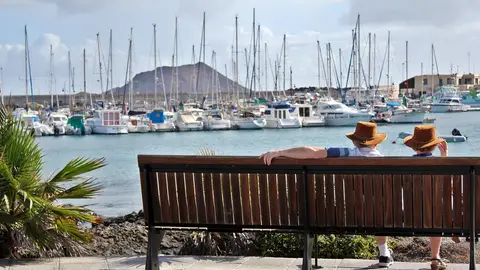 Dos jubilados sentados en un banco Todo lo que debes saber sobre la nueva tarifa plana de 50 euros para viajar con el Imserso