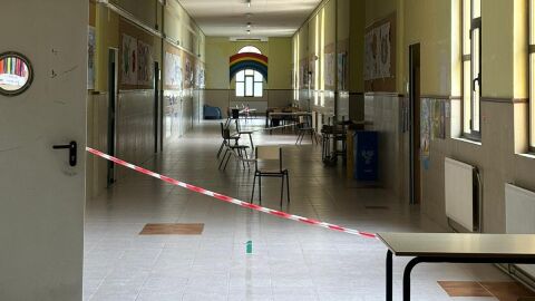 Pasillo del Colegio Cervantes de Sueca afectado por la lluvia