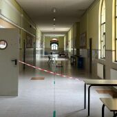 Pasillo del Colegio Cervantes de Sueca afectado por la lluvia