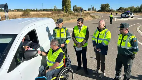 La DGT y ASPAYM colaboran en una campaña de control de distracciones .