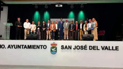 Foto de familia de los cargos oficiales en el acto celebrado en San José del Valle Foto de familia de los cargos oficiales en el acto celebrado en San José del Valle
