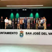Foto de familia de los cargos oficiales en el acto celebrado en San José del Valle Foto de familia de los cargos oficiales en el acto celebrado en San José del Valle