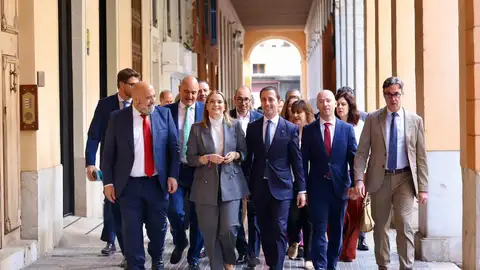 La Presidenta del Govern, Marga Prohens, junto a todo su equipo, a su llegada al Parlament antes del Debate de Política General. La Presidenta del Govern, Marga Prohens, junto a todo su equipo, a su llegada al Parlament antes del Debate de Política General.