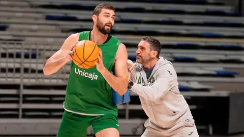 David Kravish e Ibon Navarro, en un entrenamiento de Unicaja David Kravish e Ibon Navarro, en un entrenamiento de Unicaja