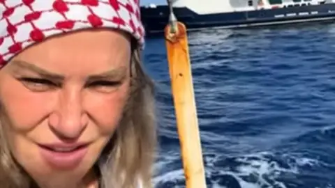 La influencer 'Barbie Gaza' a bordo de un barco de la Flotilla Quién es 'Barbie Gaza', la influencer de la Flotilla que denuncia que fueron "torturados vip" de Israel