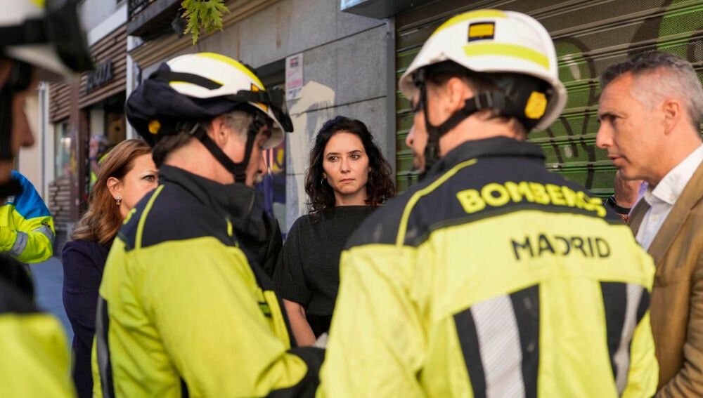 Ayuso y otras autoridades madrileñas acuden al lugar del derrumbe en el centro de Madrid