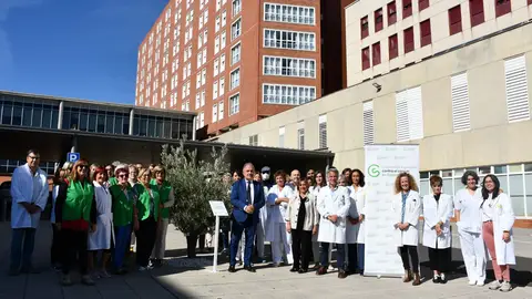 El CAUPA y la AECC simbolizan su apoyo a los enfermos de cáncer con la plantación de un olivo en la plaza de entrada al hospital .