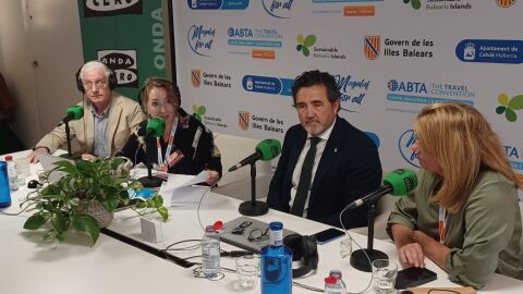 El alcalde de Calvi&agrave;, Juan Antonio Amengual, Manuel Butler, director de la Oficina Espa&ntilde;ola de Turismo en Londres, Elisa Monserrat, teniente de alcalde y regidora de Turismo, y Elka Dimitrova.