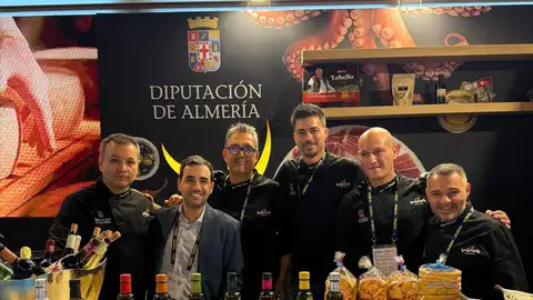 El diputado provincial Carlos Sánchez junto a chefs de Almería en la Gastronomika de San Sebastián El diputado provincial Carlos Sánchez junto a chefs de Almería en la Gastronomika de San Sebastián