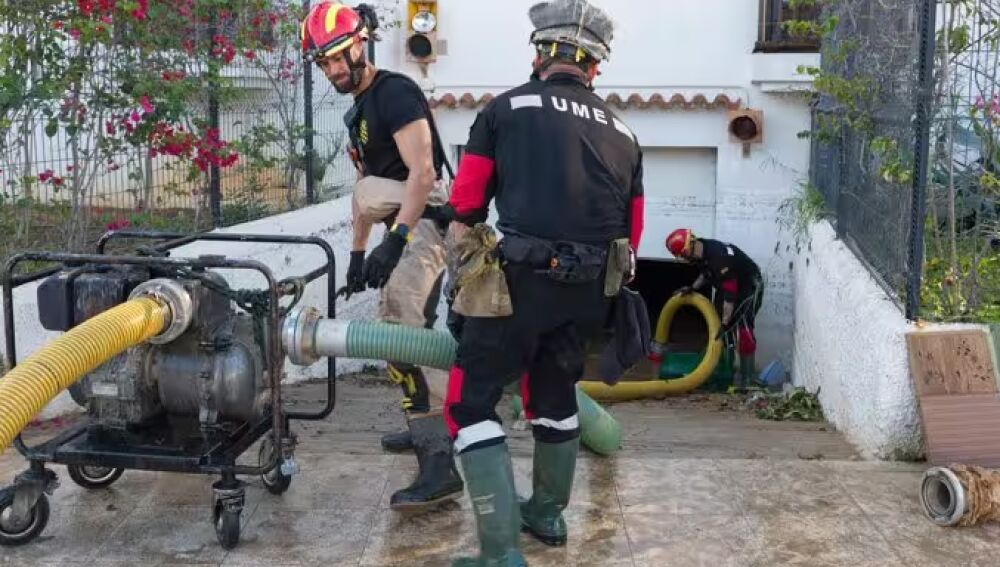 Operarios de la UME trabajando en la limpieza en Ibiza
