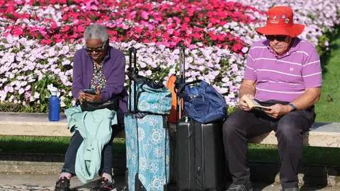 Personas mayores con maletas. Personas mayores con maletas.
