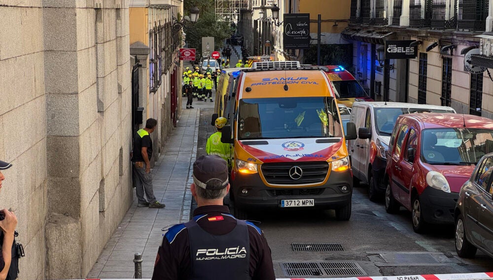 Efectivos del Samur y la Policía en la calle Hileras (Madrid) donde se ha derrumbado parcialmente un edificio