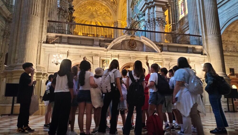 Los alumnos siguiendo de cerca las explicaciones de la guía en la Catedral.
