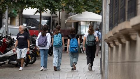 Varias ni&ntilde;as con mochilas a la salida del colegio en Barcelona