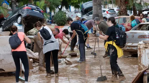 Voluntarios trabajan en Alfafar tras el paso de la DANA de València Voluntarios trabajan en Alfafar tras el paso de la DANA de València