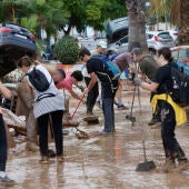 Voluntarios trabajan en Alfafar tras el paso de la DANA de València