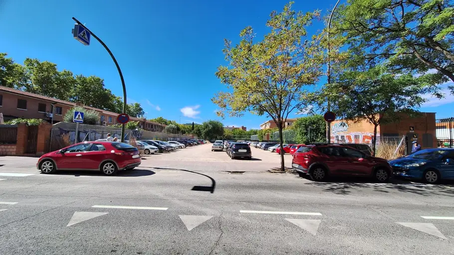El Ayuntamiento de Alcalá acondicionará una parcela de la calle Luis Vives para crear un aparcamiento para 75 vehículos Parcela de la calle Luis Vives de Alcalá