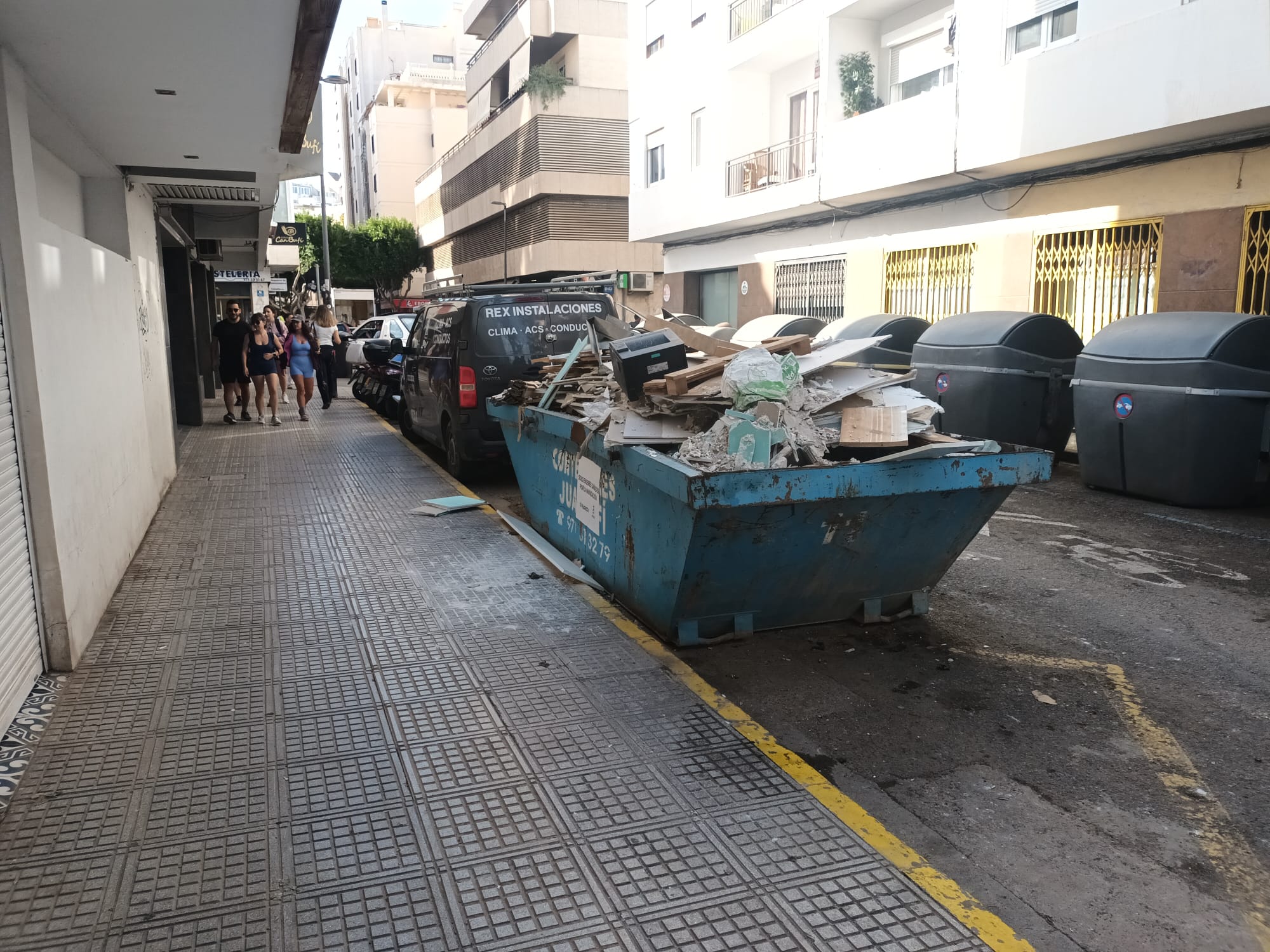 Carmen Cárcel: “La recuperación está siendo posible gracias a un trabajo ejemplar conjunto de vecinos, comerciantes y el Ayuntamiento de Ibiza” Carmen Cárcel: “La recuperación está siendo posible gracias a un trabajo ejemplar conjunto de vecinos, comerciantes y el Ayuntamiento de Ibiza”