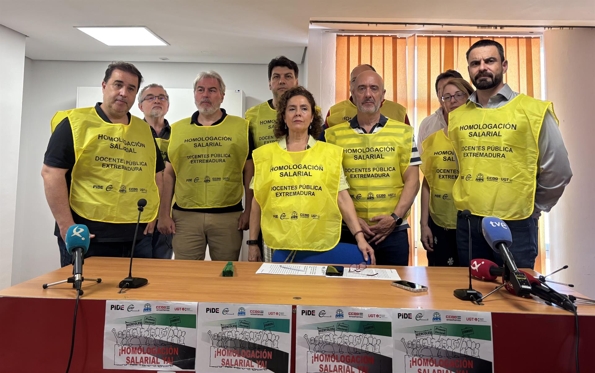 Más de 16.000 docentes extremeños están llamados este martes a la huelga para reclamar la homologación de sus salarios Más de 16.000 docentes extremeños están llamados este martes a la huelga para reclamar la homologación de sus salarios