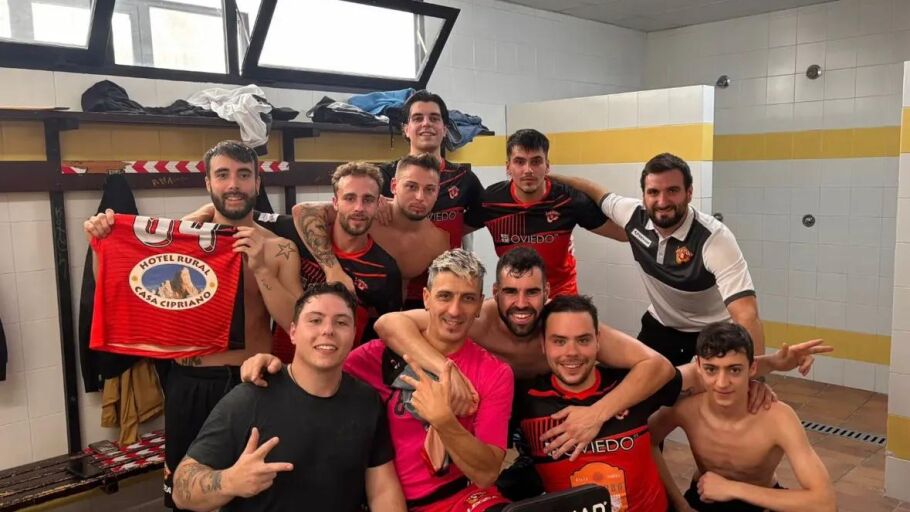 6-10-2025 Los jugadores del Oviedo Booling celebran un triunfo.