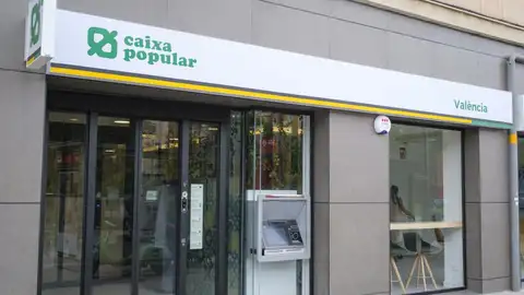 Archivo. Oficina de Caixa Popular. Archivo. Oficina de Caixa Popular.