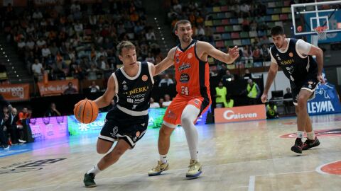 3-10-2025 Una jugada del partido Leyma Coru&ntilde;a-Alimerka Oviedo Baloncesto