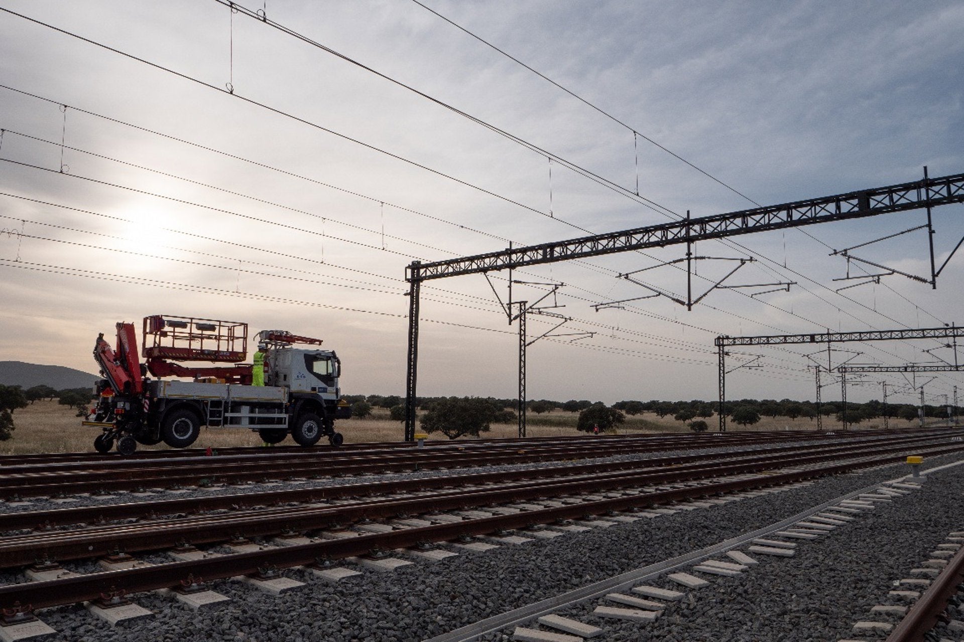 Transportes adjudica por 41,7 millones la electrificación del tramo Talayuela-Plasencia de la alta velocidad extremeña Transportes adjudica por 41,7 millones la electrificación del tramo Talayuela-Plasencia de la alta velocidad extremeña