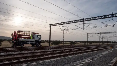 Transportes adjudica por 41,7 millones la electrificación del tramo Talayuela-Plasencia de la alta velocidad extremeña Transportes adjudica por 41,7 millones la electrificación del tramo Talayuela-Plasencia de la alta velocidad extremeña
