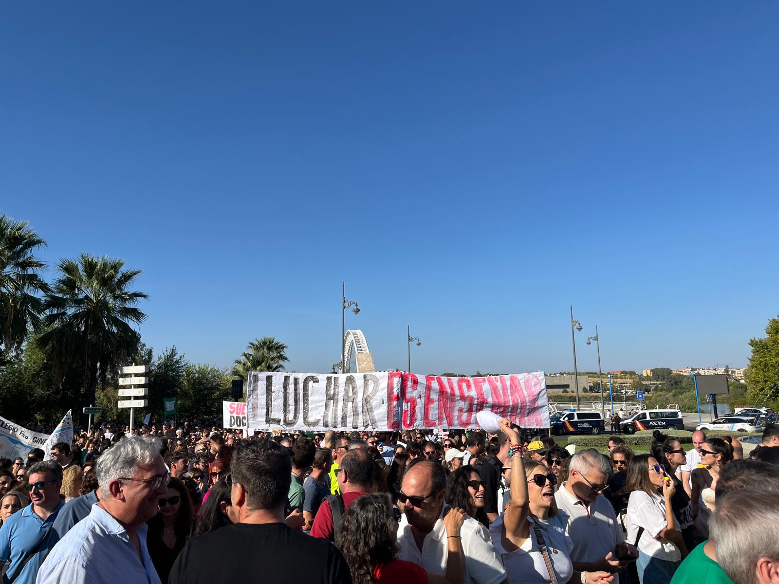 Sindicatos cifran en el 80% el seguimiento de la huelga docente en Extremadura para pedir la homologación salarial Sindicatos cifran en el 80% el seguimiento de la huelga docente en Extremadura para pedir la homologación salarial