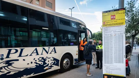 Resignació entre els usuaris de l'R3 en el primer dia del macrotall Resignació entre els usuaris de l'R3 en el primer dia del macrotall