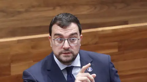 Adrián Barbón en un pleno de la Junta General de Asturias Adrián Barbón en un pleno de la Junta General de Asturias