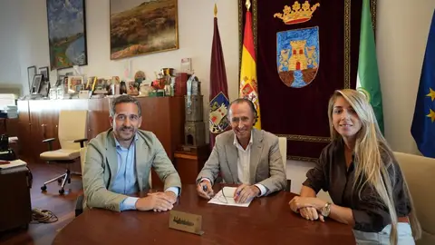El alcalde de Chiclana, José María Román, junto a los delegados de Seguridad y Urbanismo El alcalde de Chiclana, José María Román, junto a los delegados de Seguridad y Urbanismo