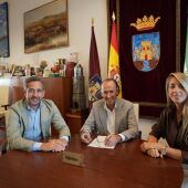 El alcalde de Chiclana, José María Román, junto a los delegados de Seguridad y Urbanismo